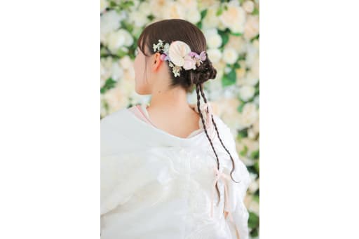 白を基調としたお花の中に、ピンクのアクセント