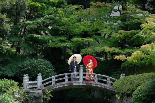趣ある太鼓橋と赤・白の番傘