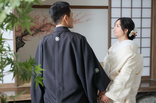 新郎さまの後ろ姿越しに、見つめ合って