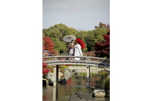  紅葉に囲まれた太鼓橋での全身カット