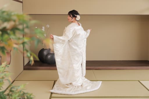 バックショットまで美しい白無垢姿  