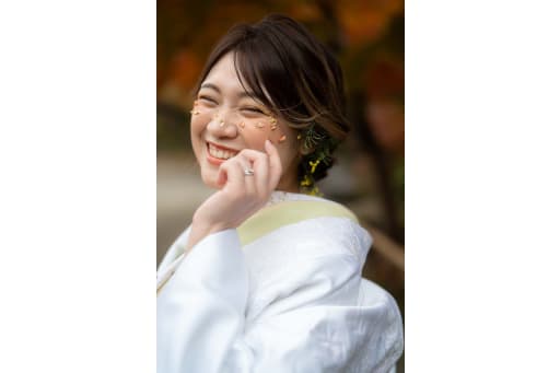 新婦様のメイクは金箔をお顔の上にとおしゃれなワンポイントメイク