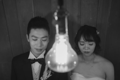 電球を挟んでの目瞑りショット