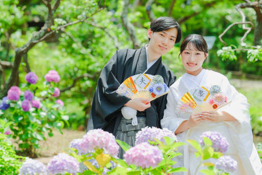 夫婦扇子を手に、幸せを誓い合う