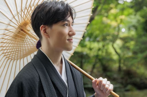 凛々しさを残す新郎ソロカット