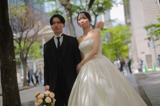 お次はウエディングドレスでロケーションへ。