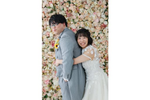 お花いっぱいの中で