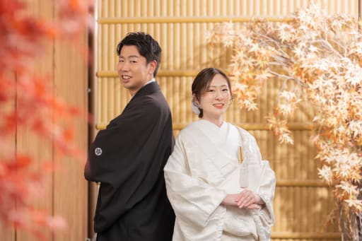 紅葉が彩る、背中合わせの距離感