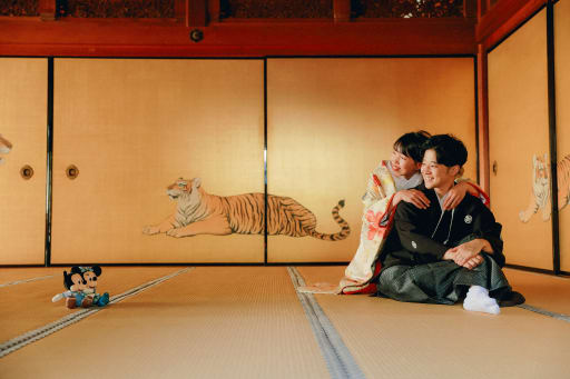 ラストカットは代表する屏風の前で大好きなキャラクターと♡