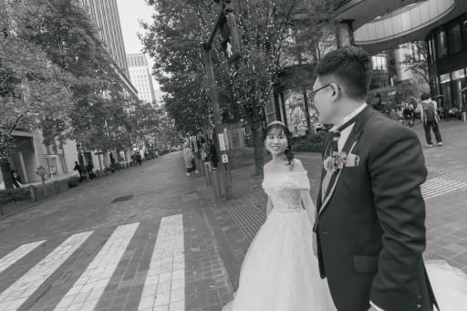 イルミネーションをバックに