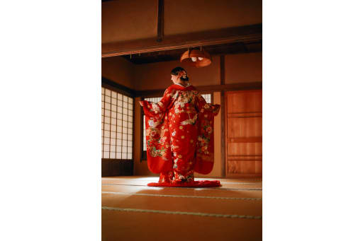 今回の撮影では、日本らしさを感じていただくために、新婦様は華やかな色打掛を選ばれました。
