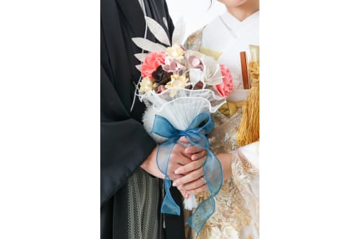 重ねた手元に咲く、色鮮やかなお花
