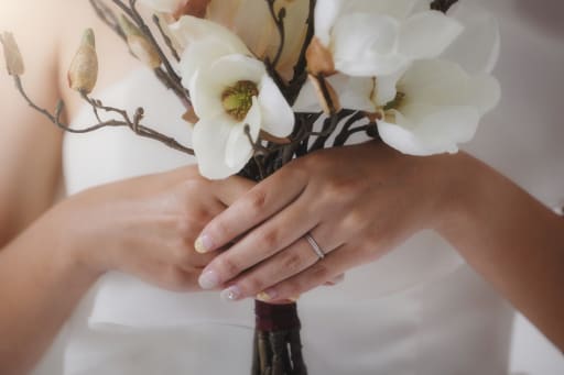 新婦様のお手元はブーケを持って可愛く＾＾