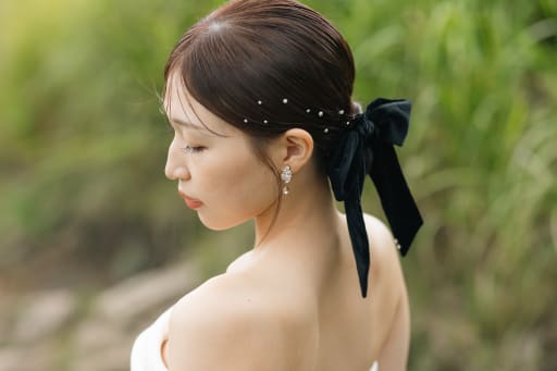 黒リボンと低めのシニヨンが上品で、曽爾高原のやわらかい雰囲気にもよく合っています。