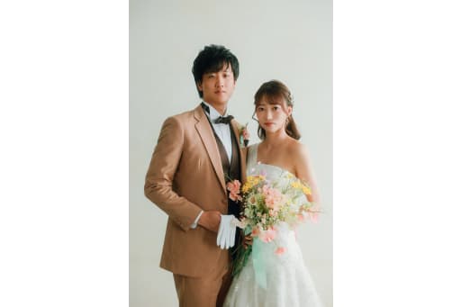 次に、シンプルな背景での立ち姿の写真です。