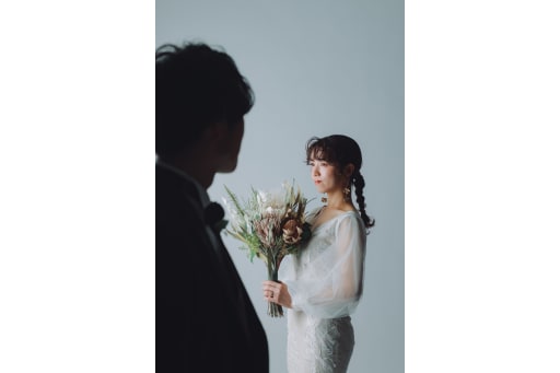 スタイリッシュなドレスとドライブーケがとてもお似合いの花嫁様です♡