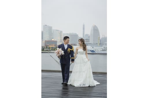 手をつないで歩く幸せなステップ