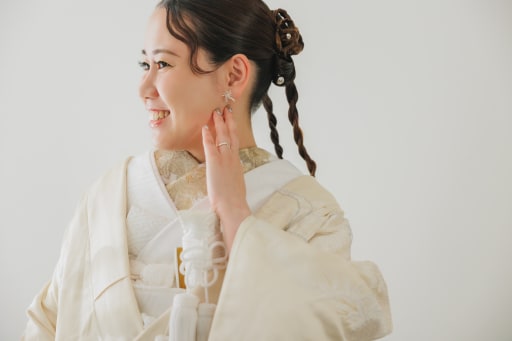 繊細なアクセサリーと可憐な横顔