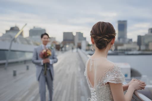 新婦様が振り向いたその先にブーケを持った新郎様の登場♪