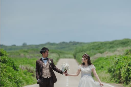 岬の灯台までの一本道で
