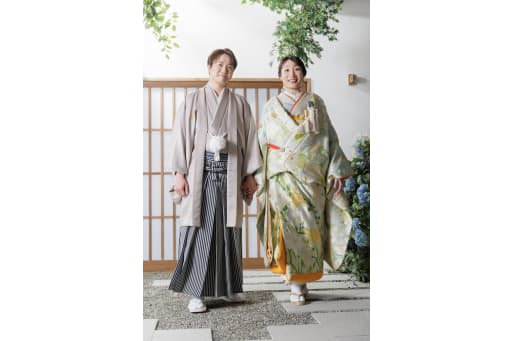 まずは手を繋いで