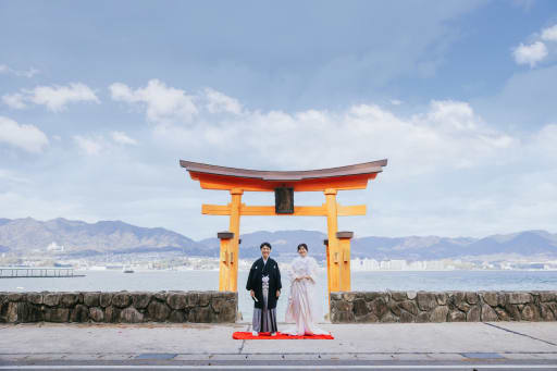 聖なる大鳥居の前で