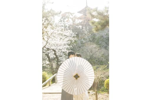 傘の向こうの二人