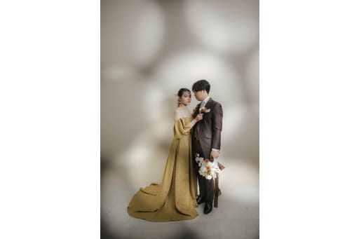 ベージュ背景で撮影