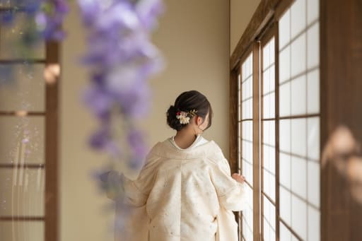 最後に、ご新婦様の後ろ姿。藤の花を前ボケに入れて、ご新婦様の優しい雰囲気をそのまま写真に残しました！ 素敵な撮影をありがとうございました！