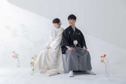 背中合わせに座る、シックなひととき
