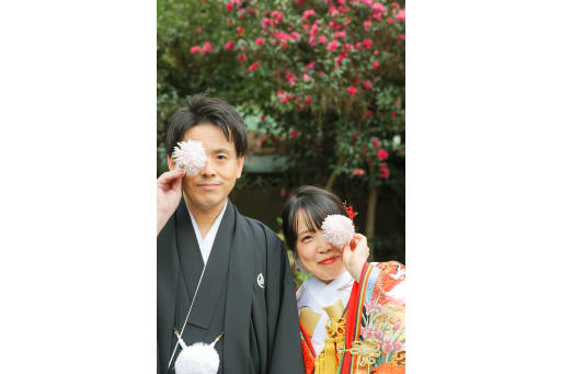 お花で目を隠して♪お茶目なポーズで締めくくり