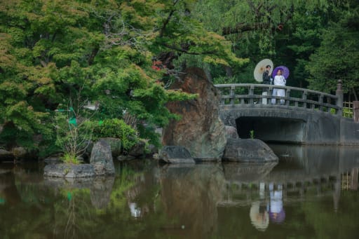 橋の上で