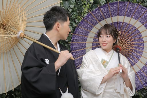 お次はご新婦様にスポットを…白無垢×紫番傘の組み合わせ合いますね！