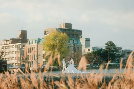 川辺に立って頂き対岸から撮影した１枚