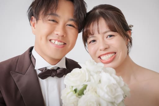 白いブーケを胸に、最高の笑顔