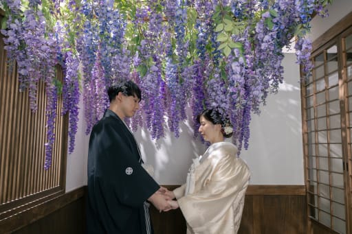 藤の花の下で