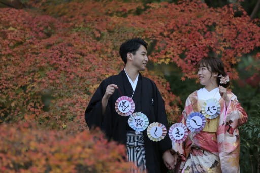 紅葉をバックに