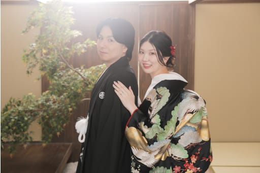 ふたりで見つめ合う姿があたたかく、自然体の表情がとても印象的。穏やかな時間が流れます。