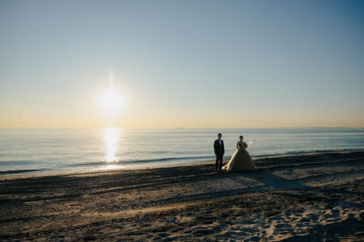 先ほどまでとはまた違う、夕暮れ時の美しい海岸へ戻ってきました。 とってもやわらかくて優しい光がお二人を包み込んでいます。