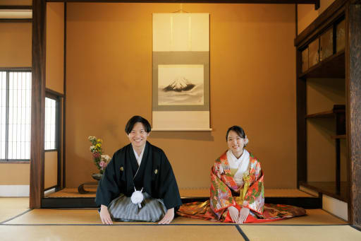 正座のショットも