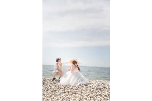 海で夏っぽいお写真。麦わら帽子を使った、可愛い写真♪