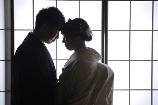 お茶室の障子前でシルエットのように撮影しました！緊張感が伝わってきますね…