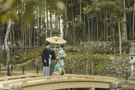 彩り豊かな「色打掛」で庭園散策