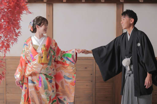 手と手を取り合って