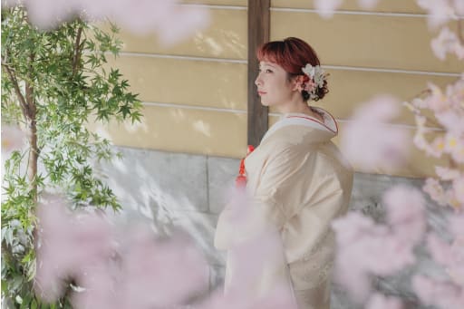 桜越しに捉えた新婦の美しい横顔