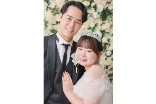 咲き誇る白バラと、まぶしいスマイル