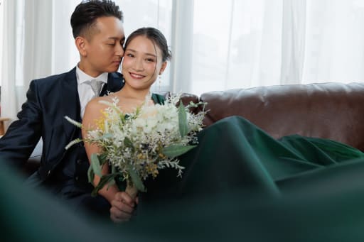 ソファに腰掛けて