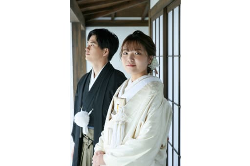 縁側にてクールな表情で