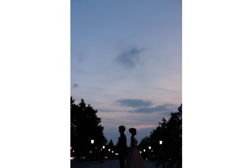青紫の夕景を背景に