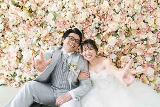 花壁の前でハッピーに！